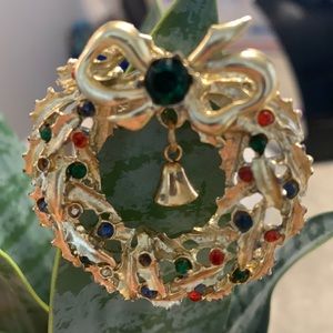 Vintage wreath brooch